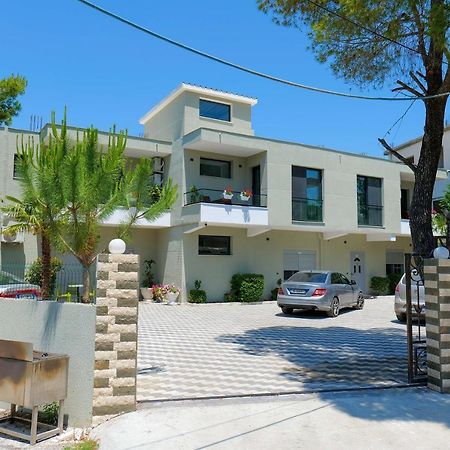 Vila Celaj Hotel Vlore Exterior photo