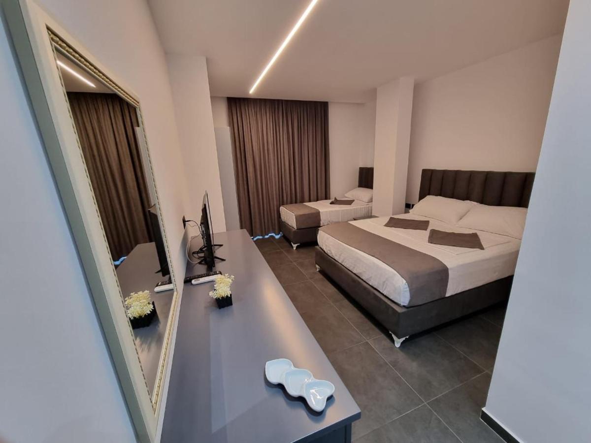Vila Celaj Hotel Vlore Exterior photo